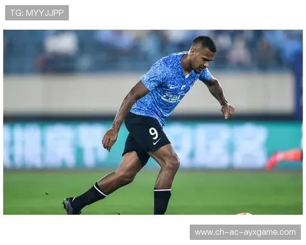 大连人前场抢断成功，曼巴劲射挂网